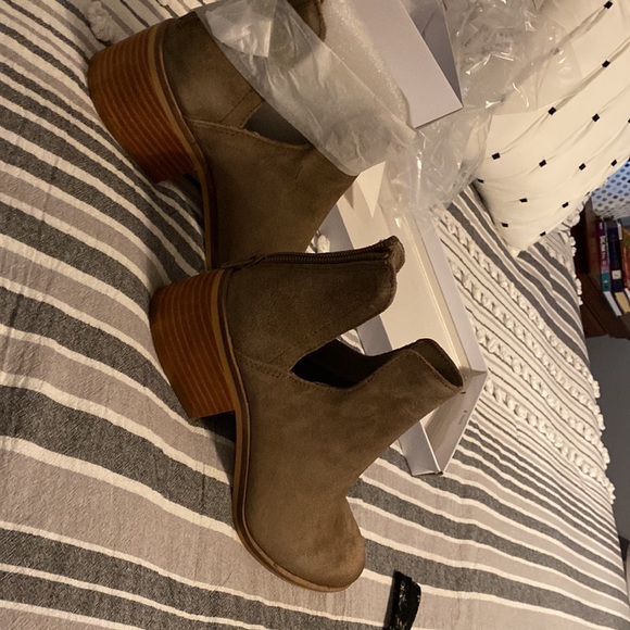 Steve Madden bootie color taupe - Picture 3 of 5